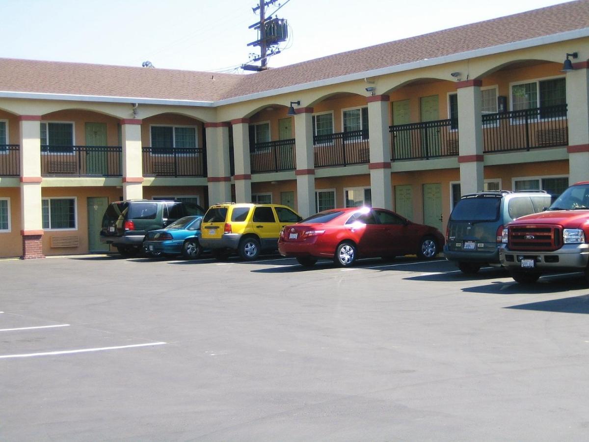 Americas Deluxe Inn-