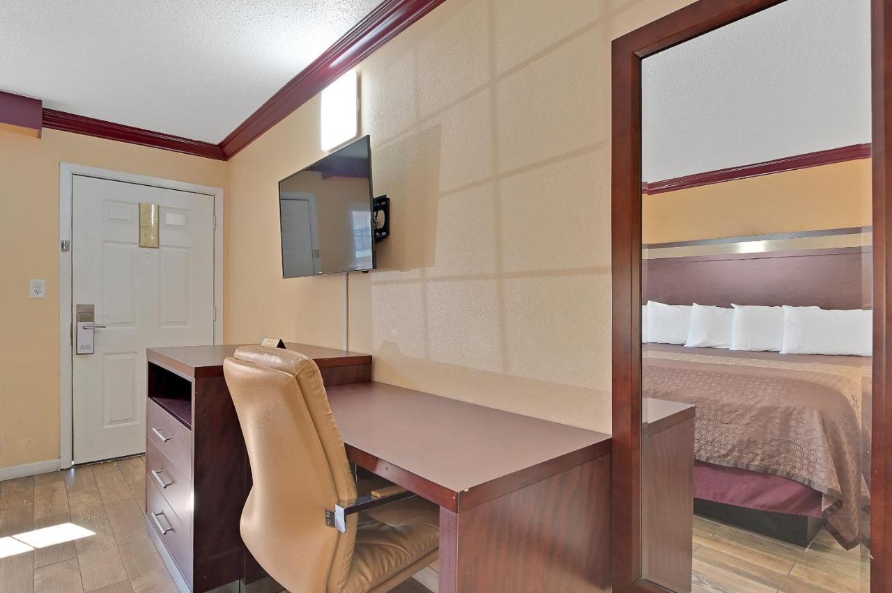 Americas Deluxe Inn- 2*