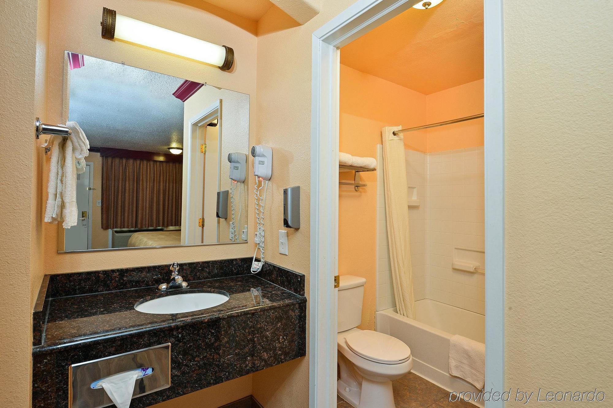Americas Deluxe Inn-