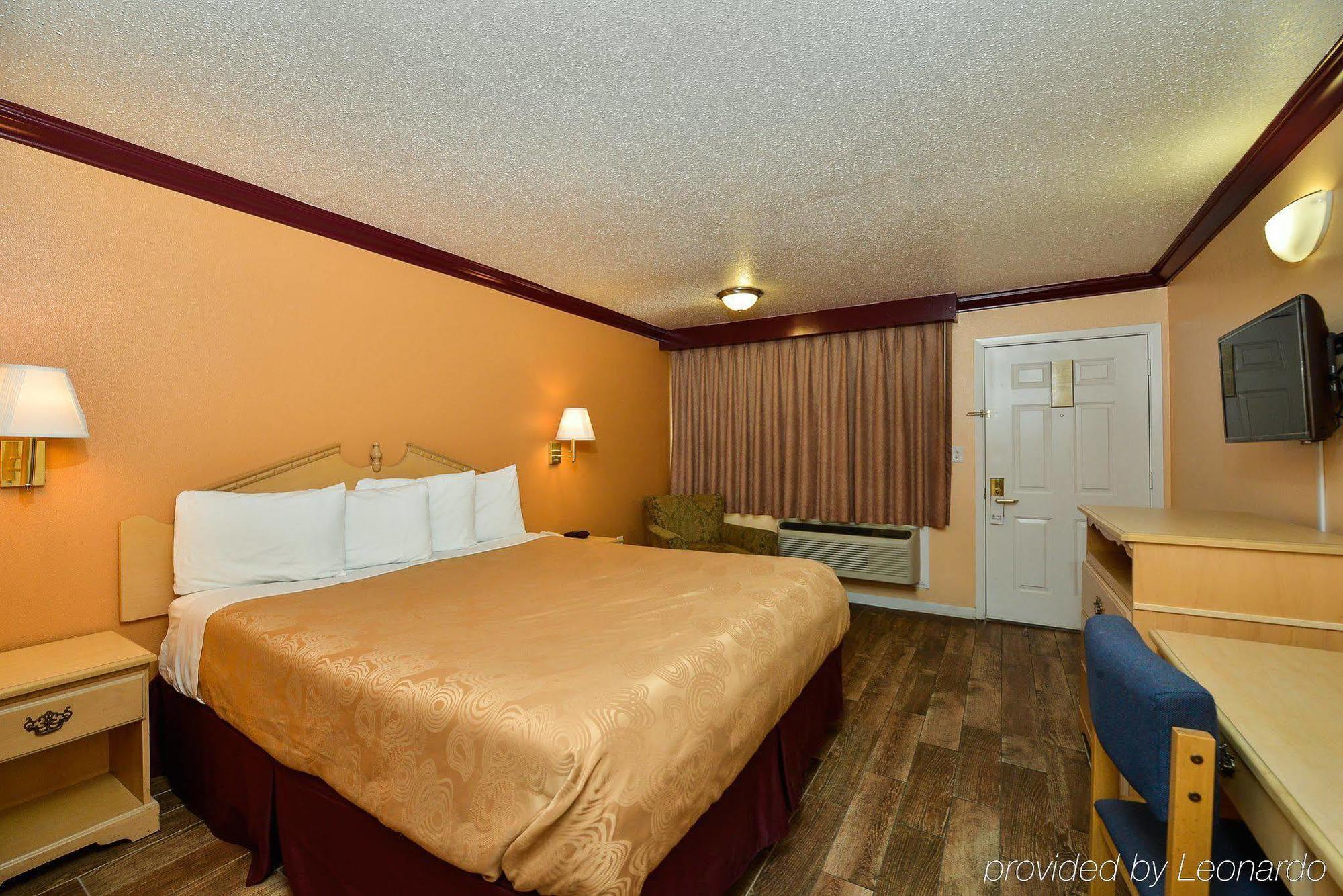 Americas Deluxe Inn-