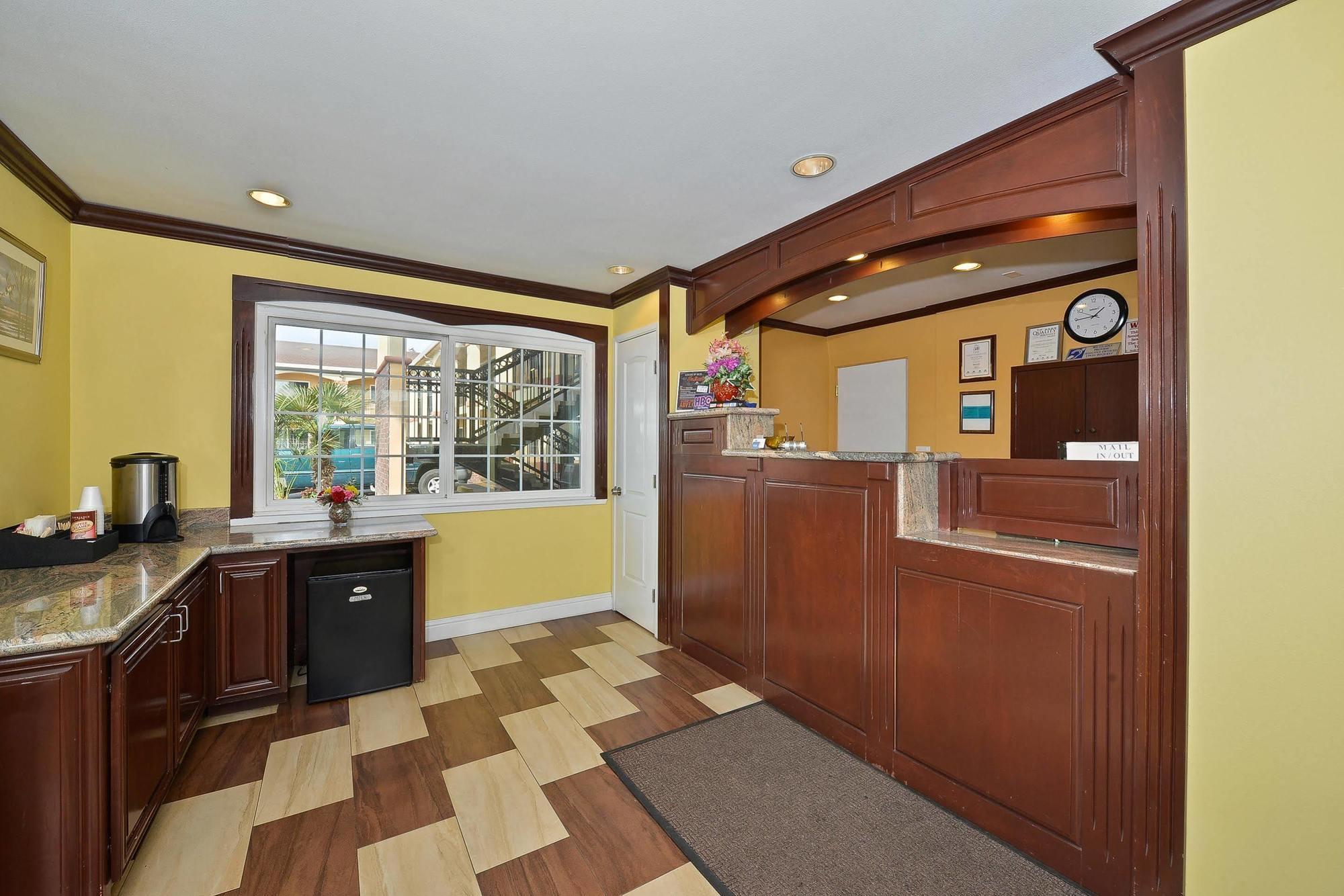 Americas Deluxe Inn- Marysville